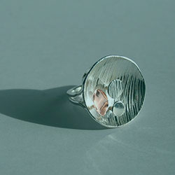 Gioielli artistici: anello collezione luna realizzato in argento e inserto in rame